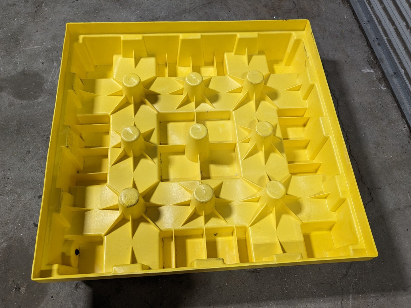 Justrite 4-Drum Plastic Spill Control Pallet w/ Drain 5000 lb Cap MISSING GRATES