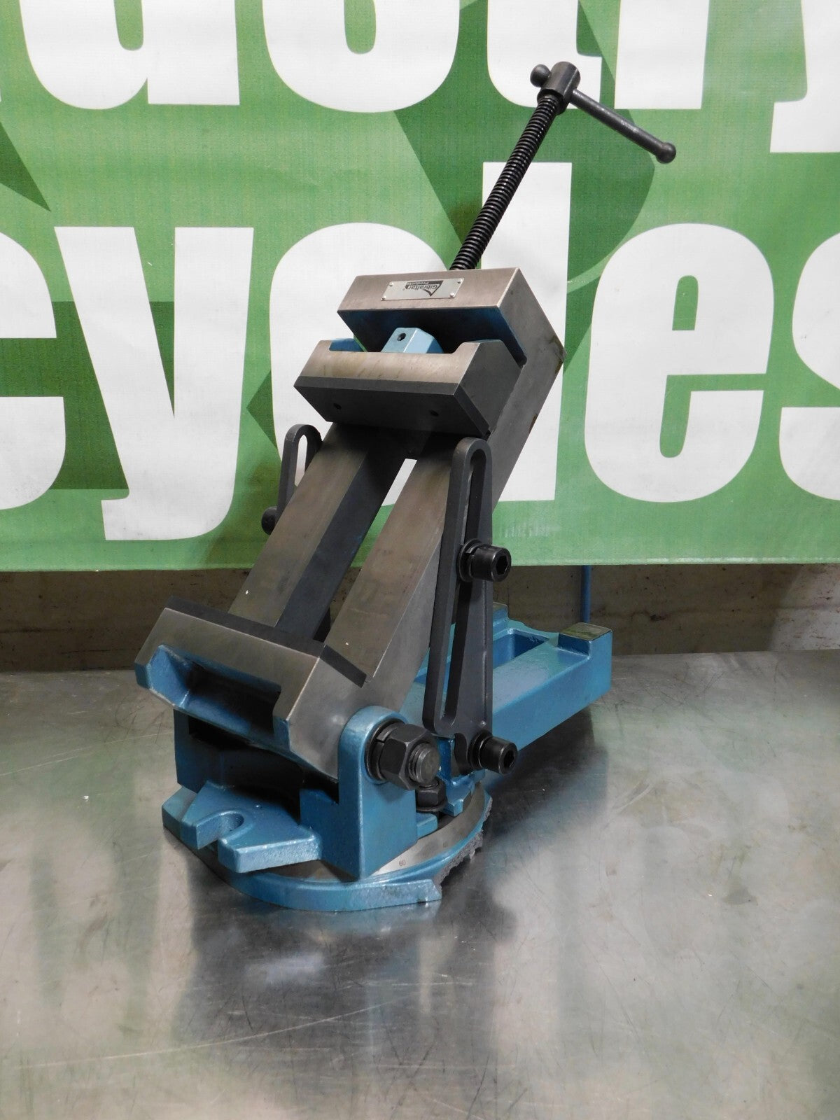 Gibraltar 6 Manual Angle Swivel Machine Vise 428-72022 DAMAGE