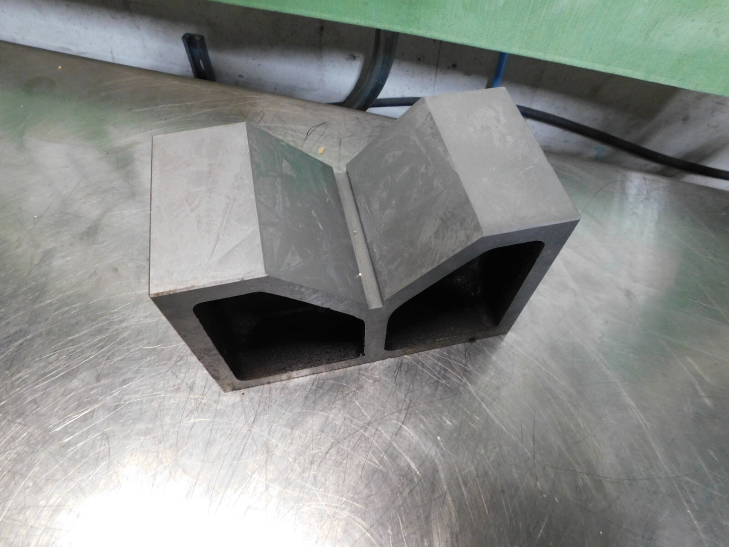 Groz Single Cast Iron V-Block 5 Max Cap 90° Angle VB/C/10