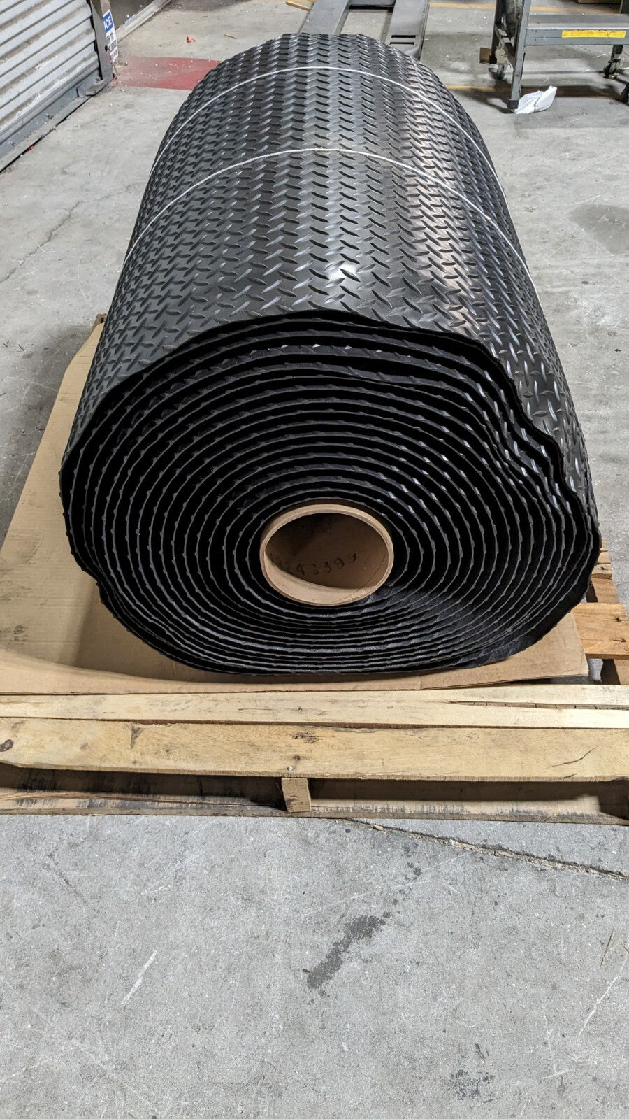 WEARWELL Anti-Fatigue Mat 75 x 3' Vinyl Beveled Edges Raised Diamond Surfa