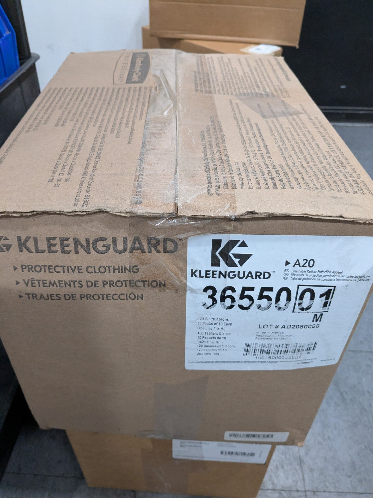 KLEENGUARD 100pk Disposable Bib Apron Sz Universal White  Water Protection 36550