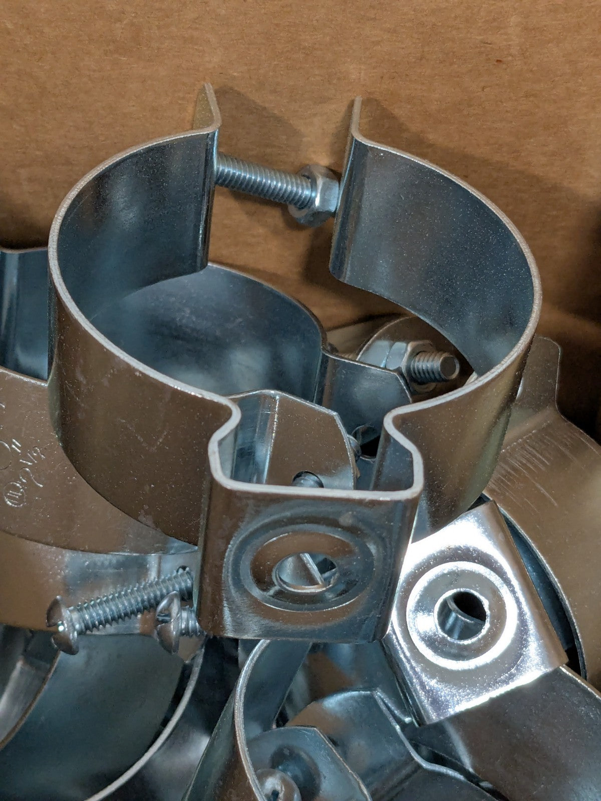 Eaton 2-1/2" Steel Rigid/EMT Conduit Hanger with Bolt Box of 25 BL1460