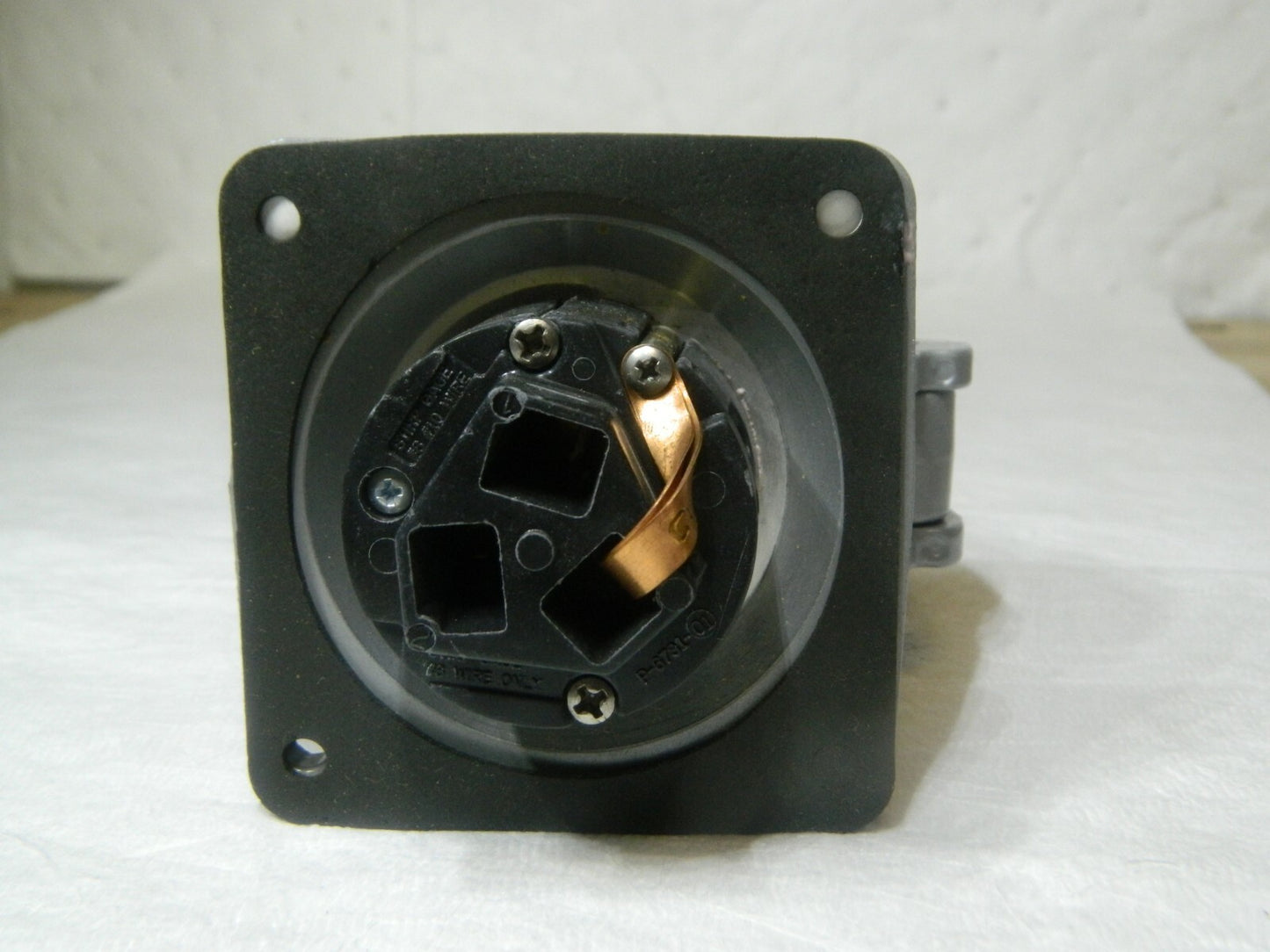 Hubbell Killark 1 Phase 250 VDC 600 VAC Self Grounding Receptacle VR332