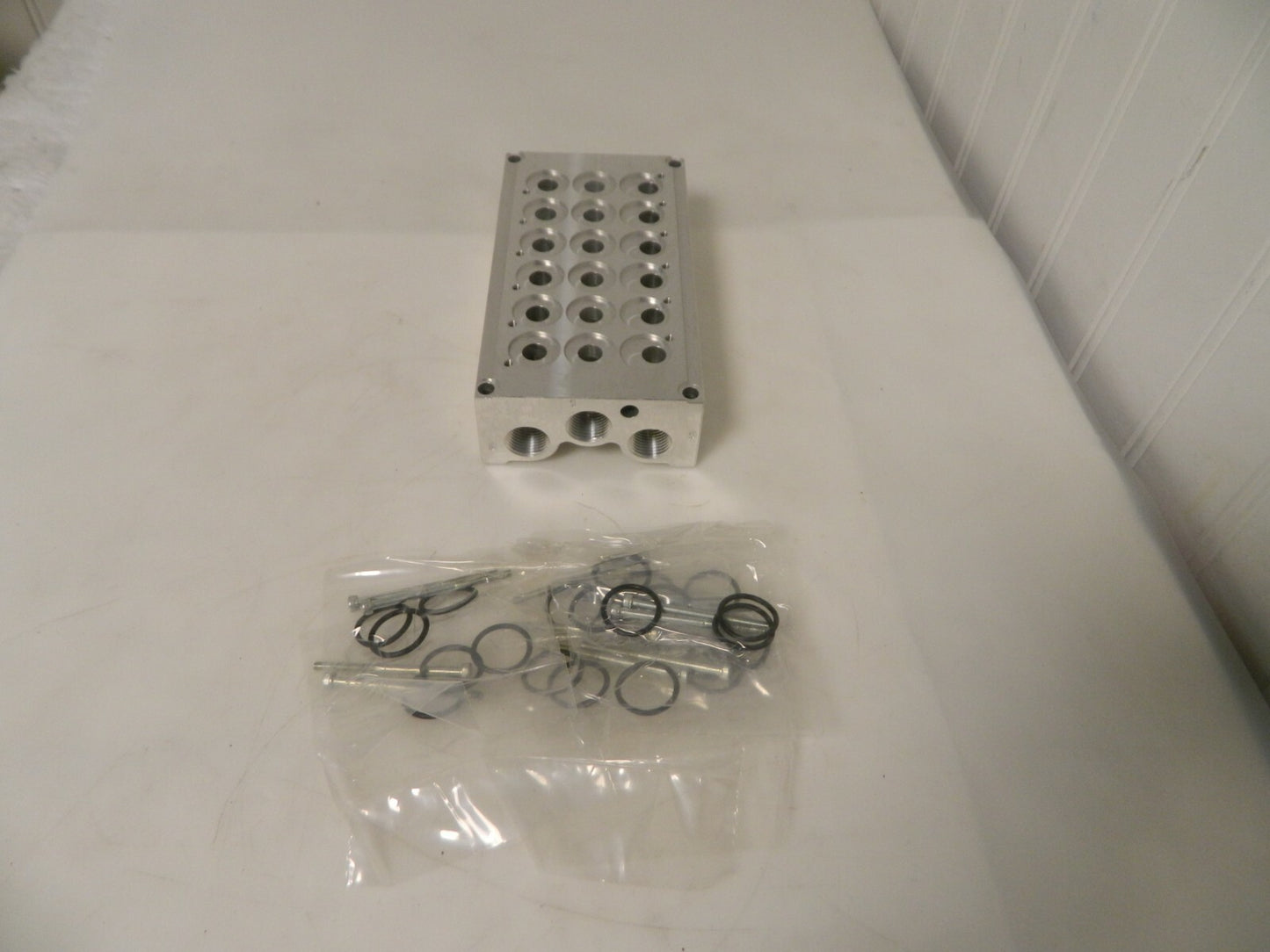 Jupiter 1/4" In 3/8" Out Manifold 120°F Max 145 Max PSI 6 Outlet 70140