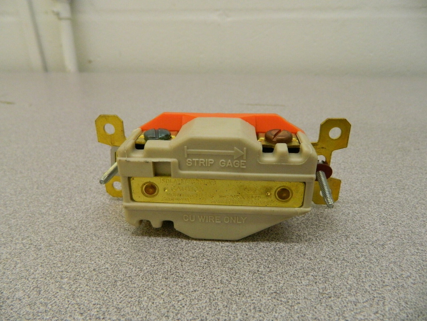 Hubbell Isolated Ground Single Receptacle Twist-Lock IG2620A
