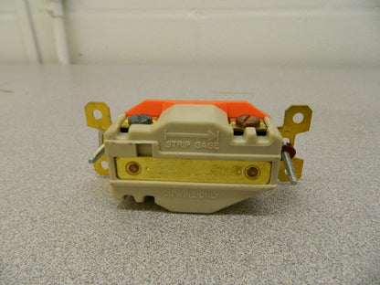 Hubbell Isolated Ground Single Receptacle Twist-Lock IG2620A