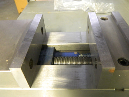 2 Station Machine Vise: 4″ Jaw Opening, Horizontal, Stationary Base 428-12601