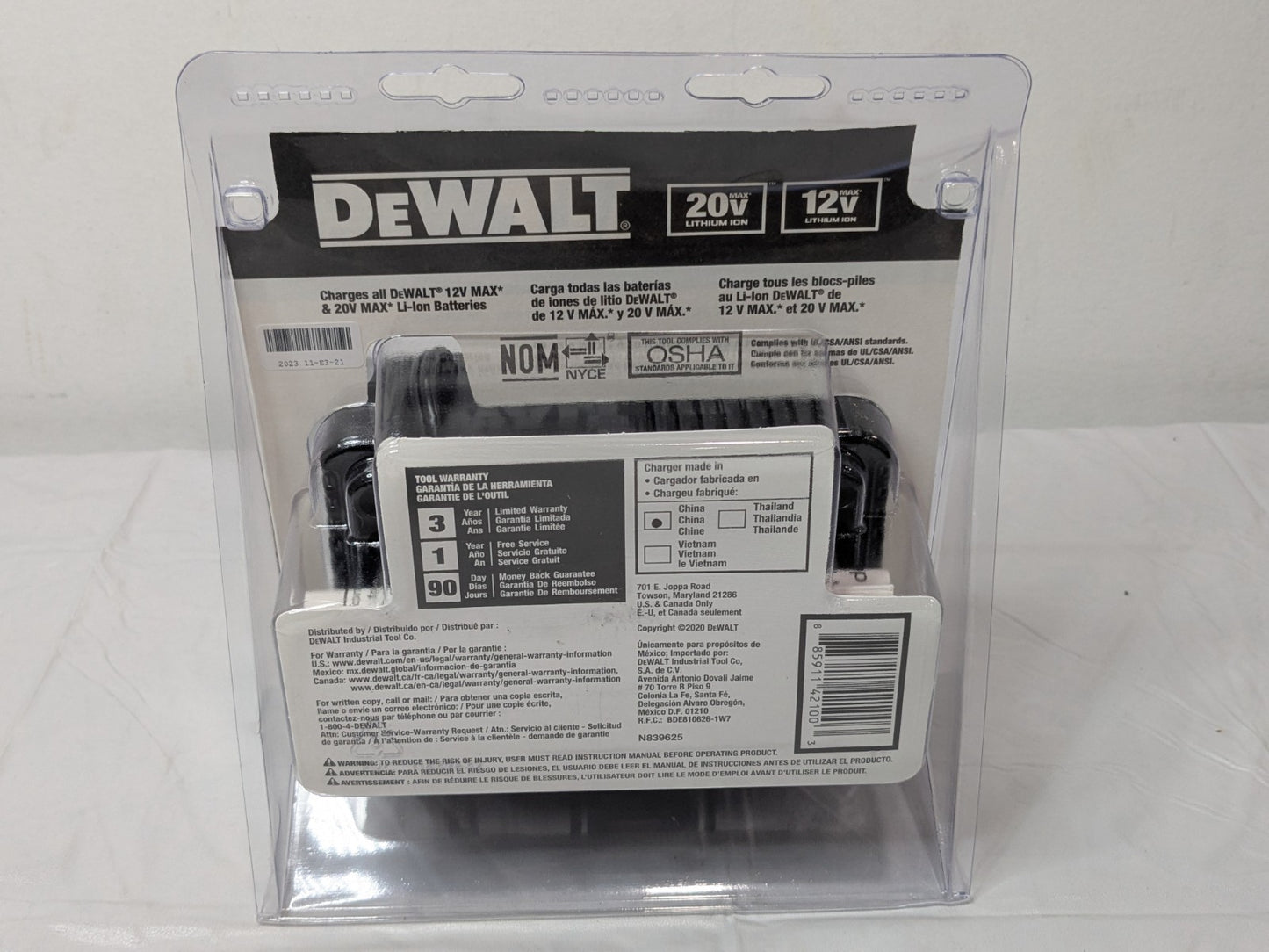 DeWALT Battery Chargers Featuring Diagnostic LED Indicators DCB115