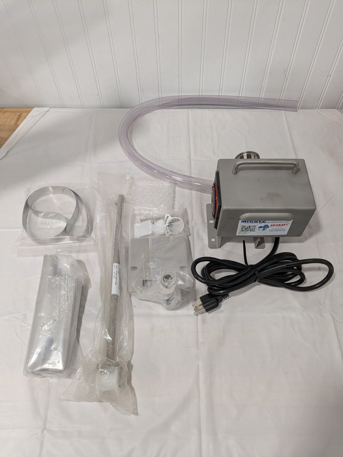 Abanaki Belt Oil Skimmer: 1.00 GPH, 18" Reach, with Motor SMMS1-18