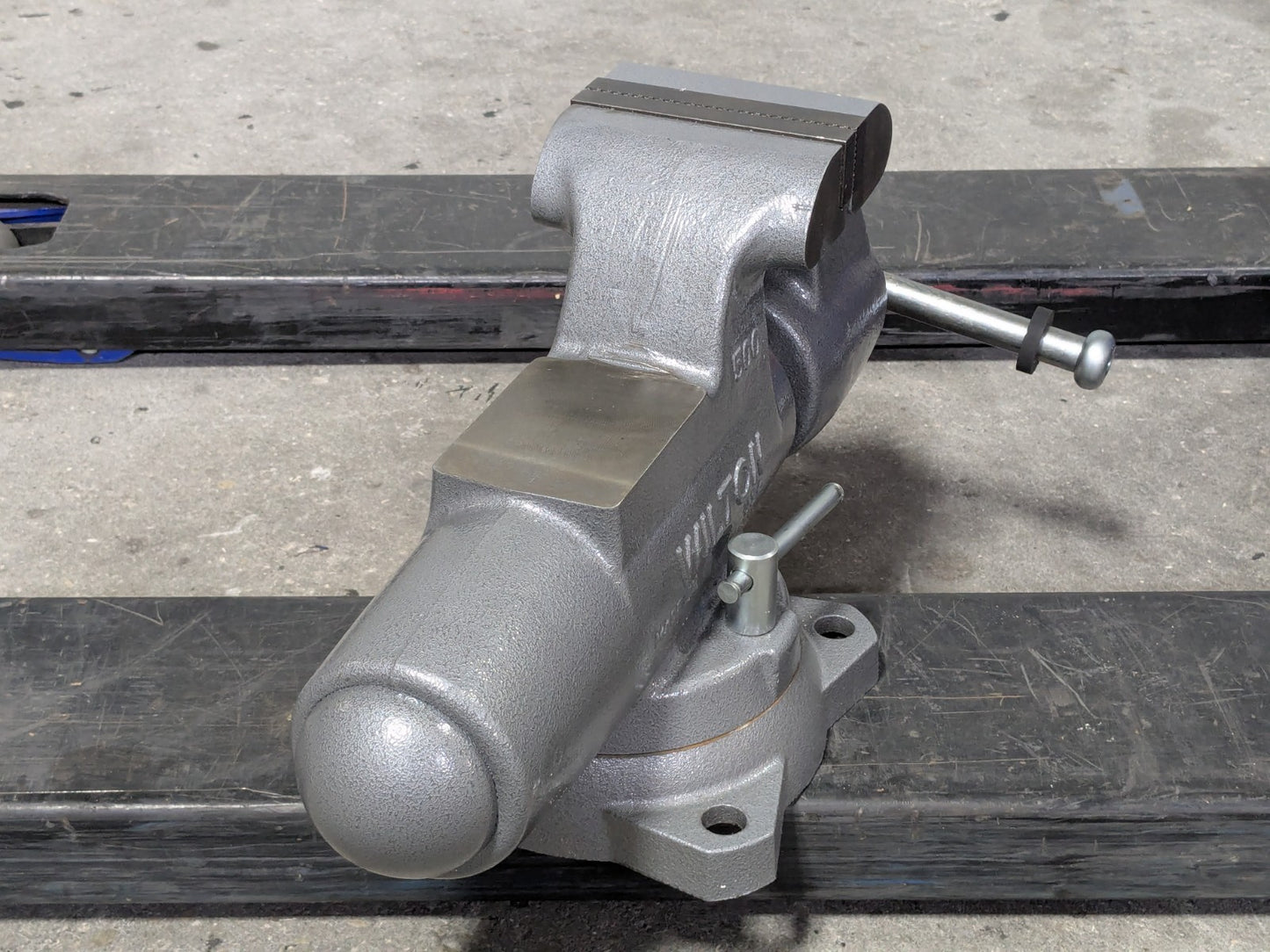 Wilton Round Channel Machinist Vise w/ Swivel Base 5" Jaw Width 8" Opening 28832