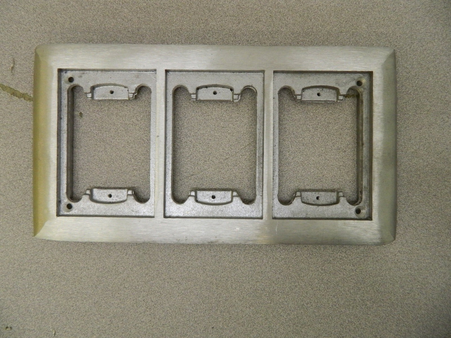 Thomas &amp; Betts Carpet Plate for Floor Boxes 3-Gang 10-5/8" x6-1/8"