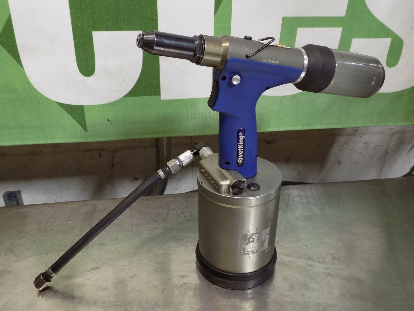 Rivet King Pneumatic Rivet Tool 1" Stroke 3400 lb Pull Force RK-8000LS Defe