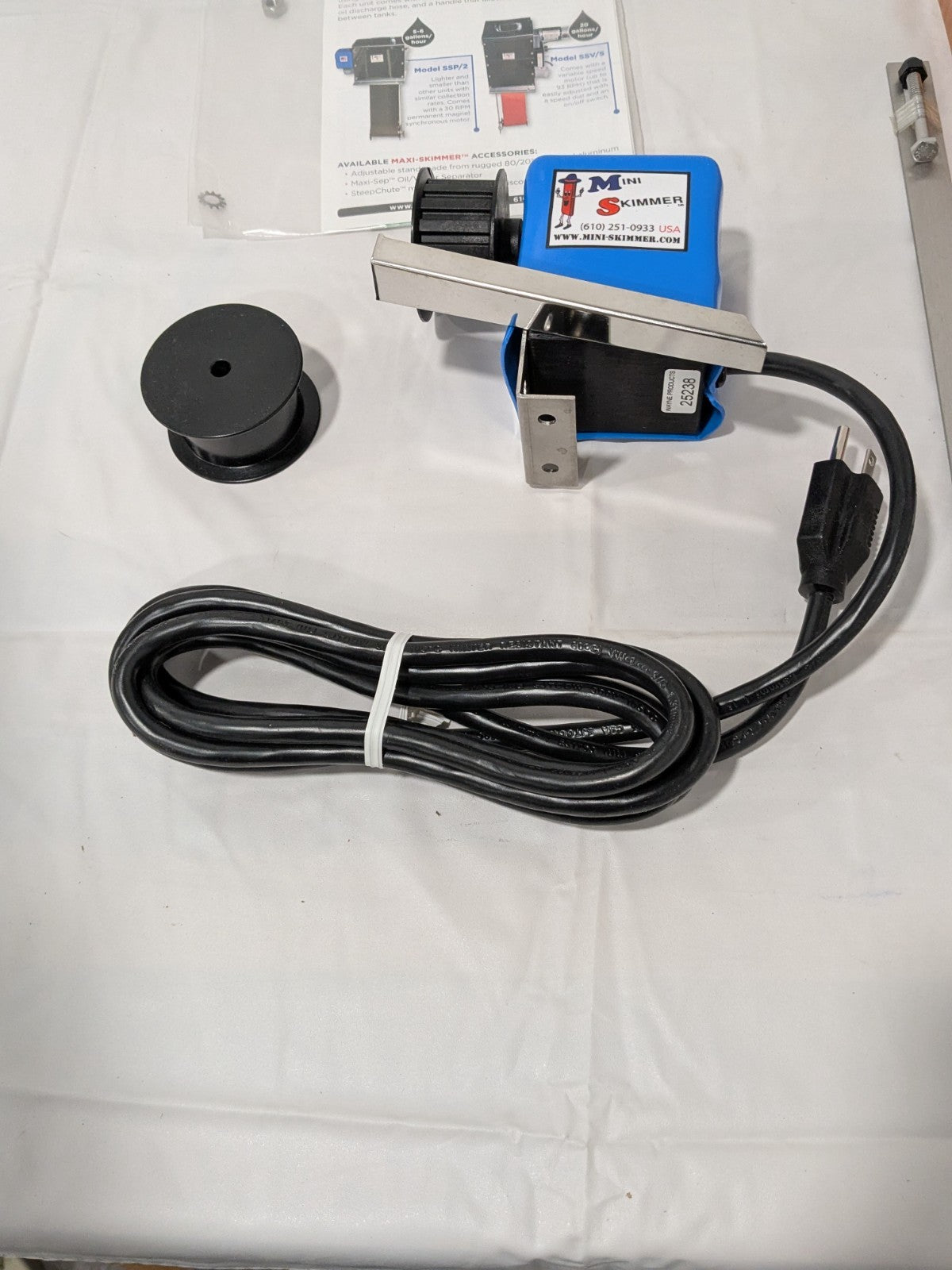 Mini-Skimmer Oil Skimmer: 1.00 GPH, 12.00" Reach 36605