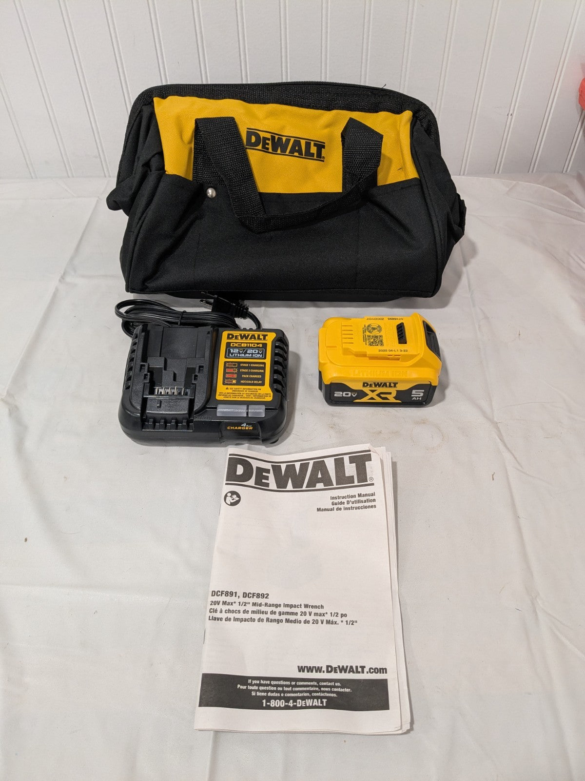 DeWALT 12V MAX/20V MAX 4 Amp Charger & 20V MAX 5Ah Battery W/ Tool Bag