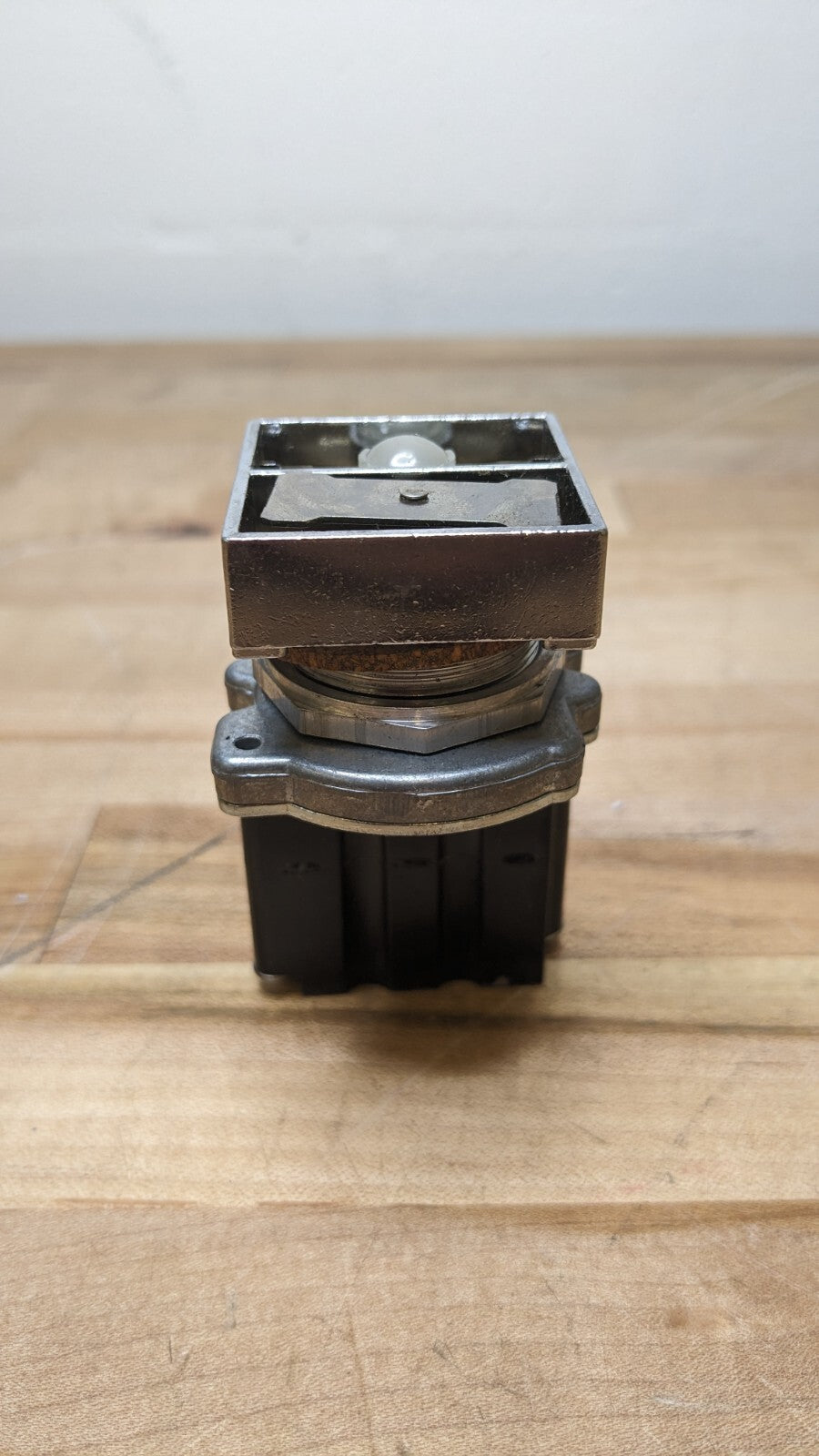Eaton E30DB A4 Push Button Operator Square Multifunction E30 30.5 mm 240 Vac