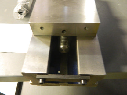 2 Station Machine Vise: 4″ Jaw Opening, Horizontal, Stationary Base 428-12601