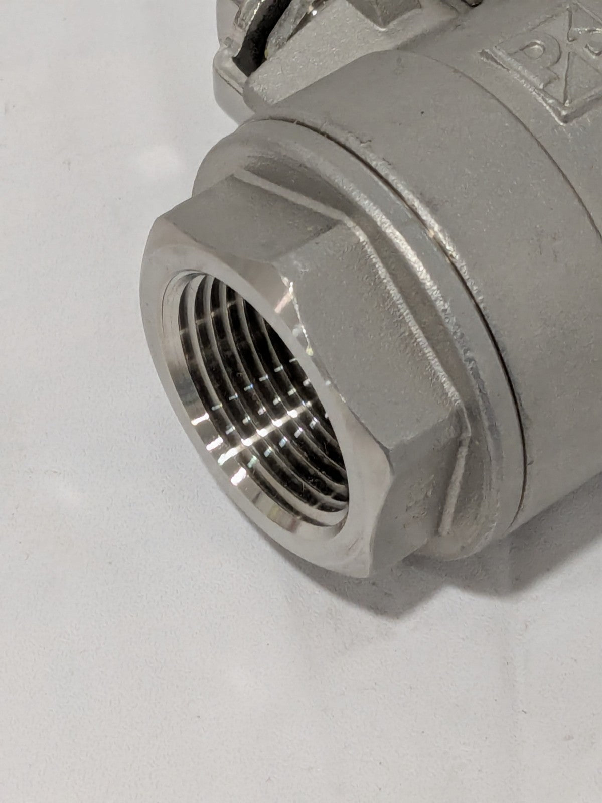 PARKER Standard Manual Ball Valve: 1" Pipe, Full Port FNPT x FNPT XVP502SS-16