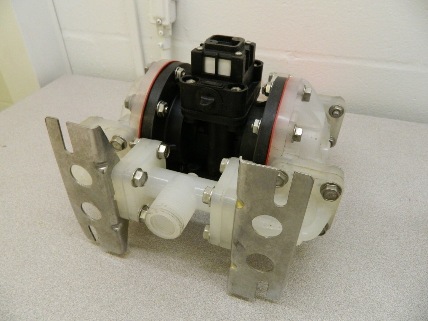 SandPIPER Air Operated Diaphragm Pump 1/2" NPT Nonmetallic S05B2P1TPNS000
