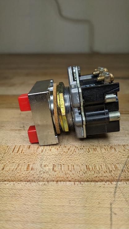 Cutler-Hammer E30GA Pushbutton Operator w/ Indicator Light 120V 60/50HZ New
