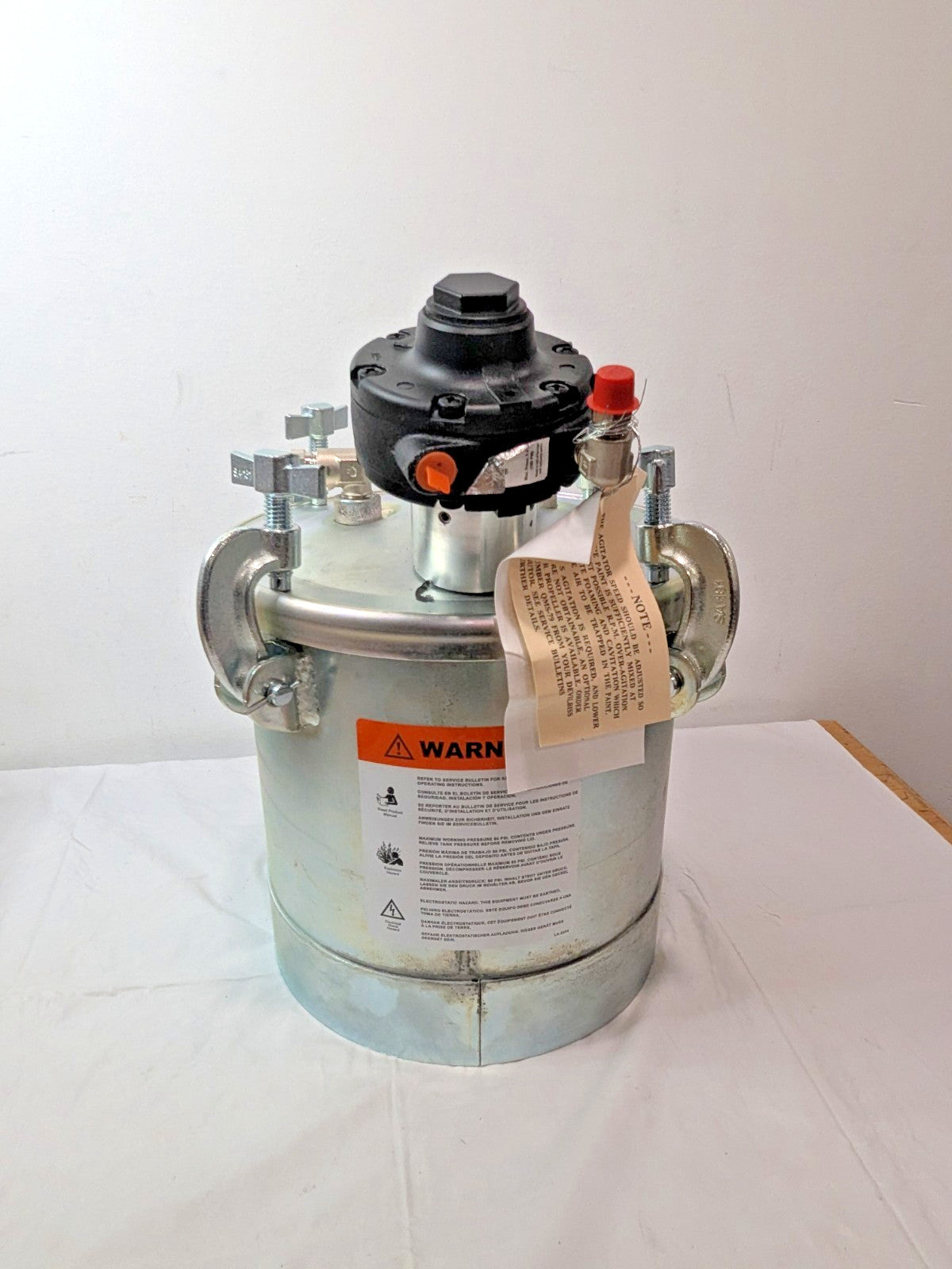 Binks 2.8 Gallon Pressure Tank Zinc Plated Double Regulator 83C-221