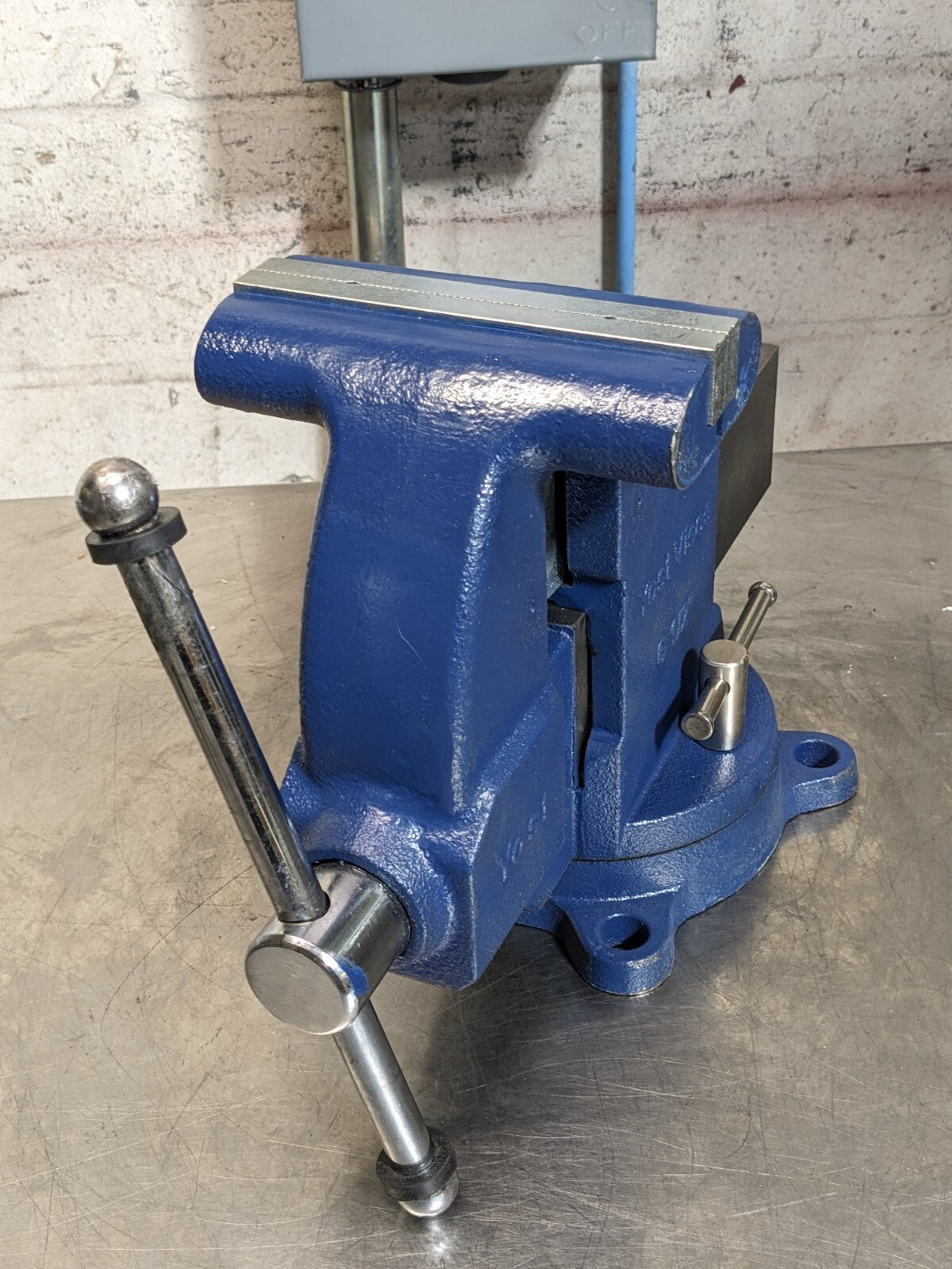 Yost Tradesman Bench Vise w/ Swivel Base and Pipe Jaws 6-1/2" Jaw Width 56398