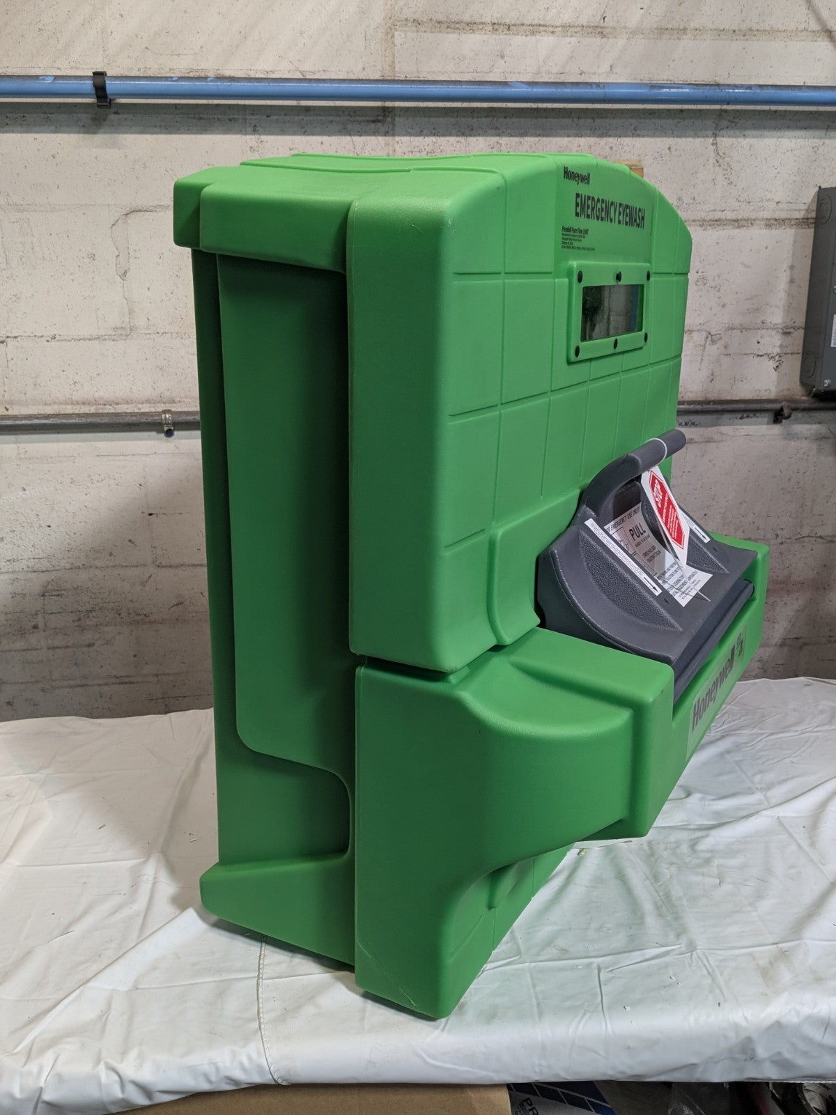 Honeywell Fendall Pure Flow 1000 Emergency Eyewash Station 7 Gallon 0.4 GPM