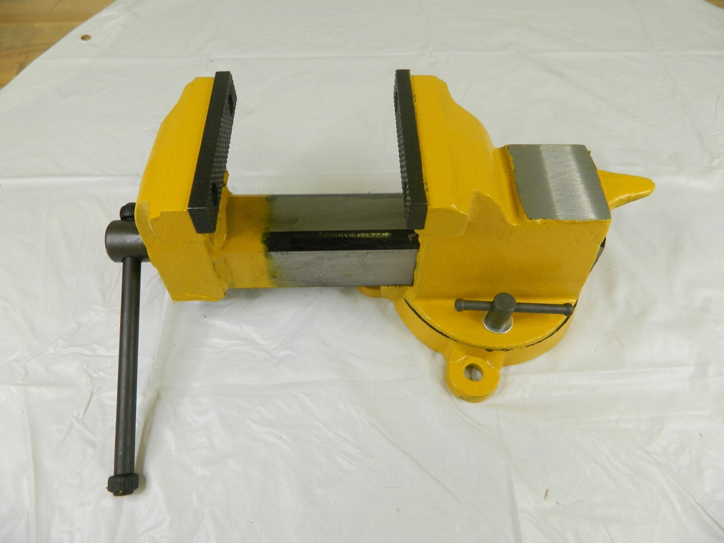 YOST VISES Bench & Pipe Combination Vise: 4" Jaw Width & Opening 904-HV