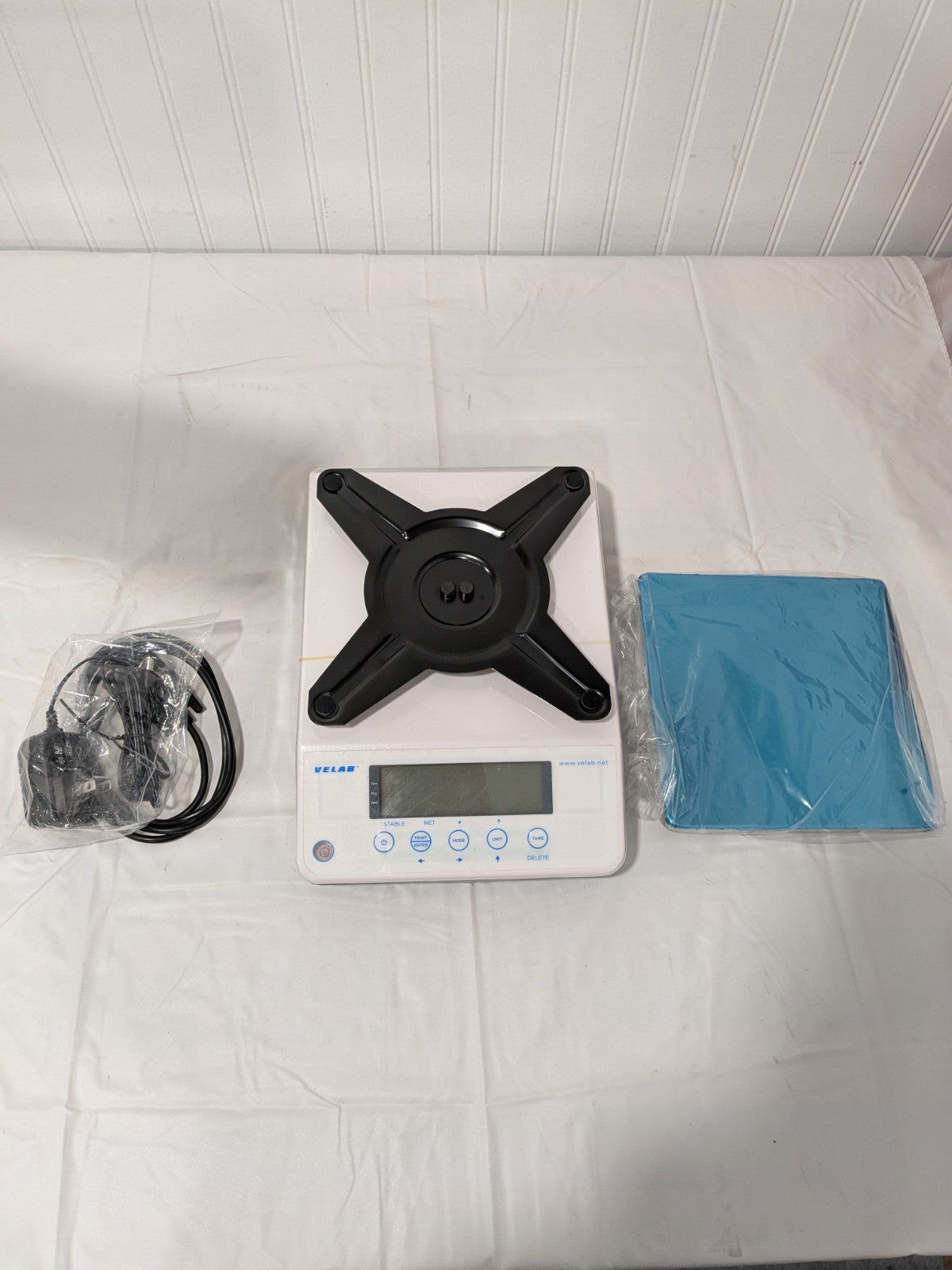 Velab Compact Bench Scale 25 lb x 0.0002 lb, Stainless Steel Pan, RS232 VE-LCB12