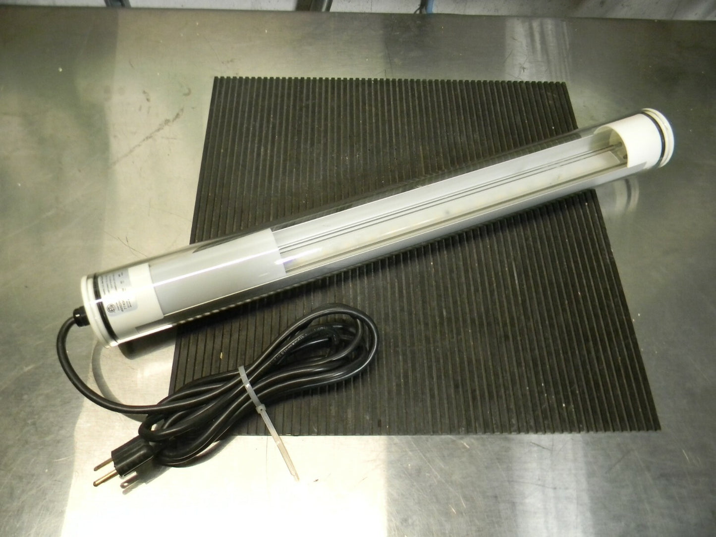 Electrix LED Strip Machine Tube Light 24" OAL 9 Watt 120v 7749-GL Defective
