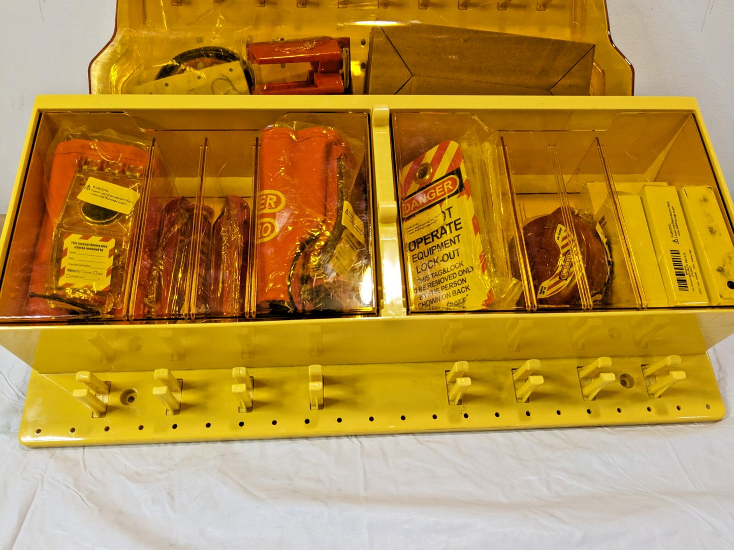 PRO-SAFE Electrical & Valve Lockout Station Polycarbonate BD-B1100 BROKEN CASE