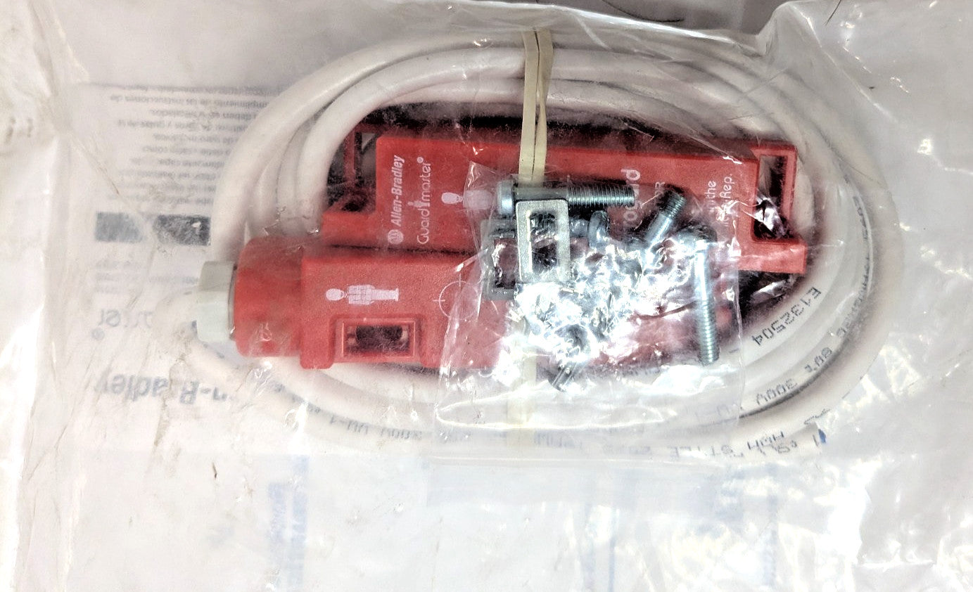 Allen-Bradley Rectangular Molded ABS Red Switch &amp; Actuator 250VAC 440N-G0202