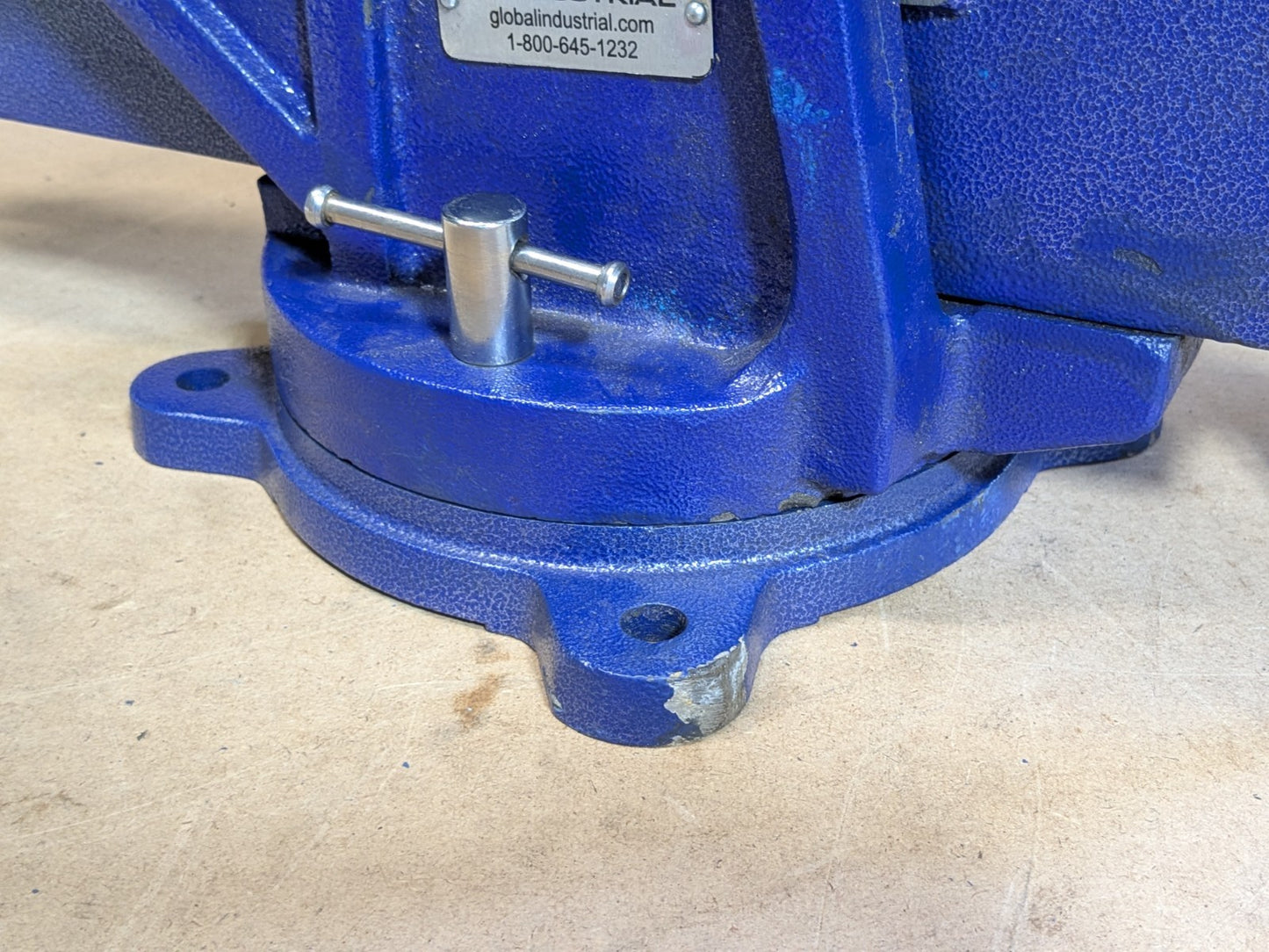 Global Industrial General Purpose Bench Vise w/ Swivel Base 8" Jaw Width