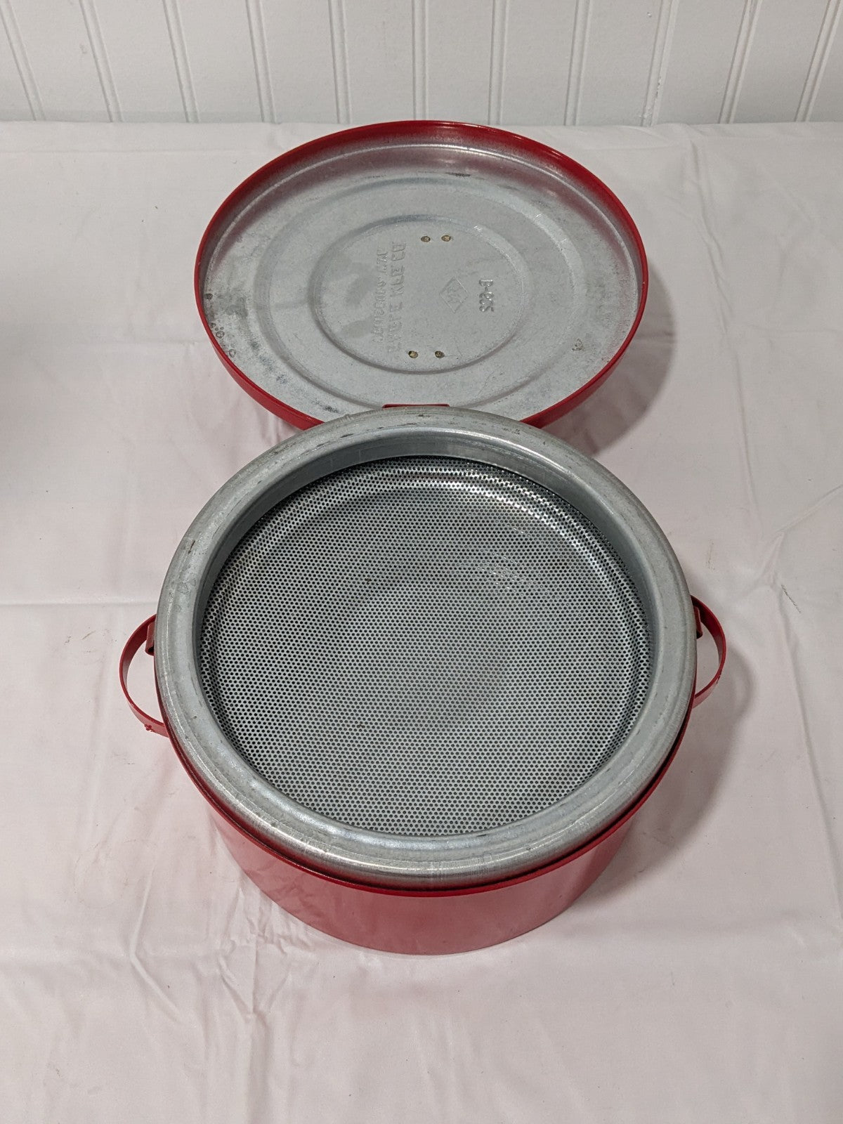 Eagle 2 Quart Capacity, Coated Steel, Red Bench Can B602