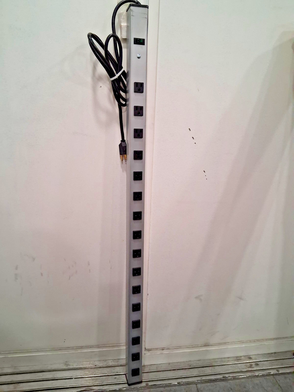 Wiremold Power Outlet Strip 16 Outlets 120 Volts 15 Amps 6ft Cord UL402BC