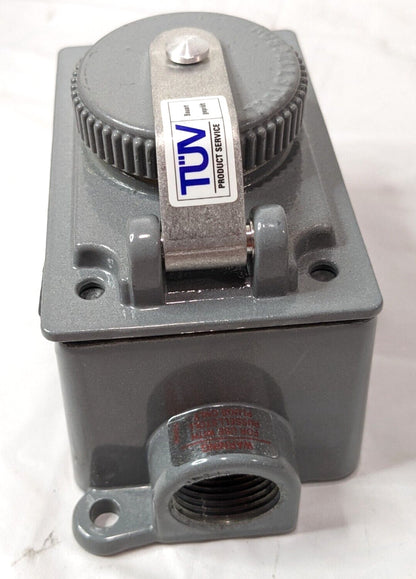 Thomas & Betts Russellstoll Screw Cap Receptacle FS/FD 2P-3W 250V 20A 3743-RS