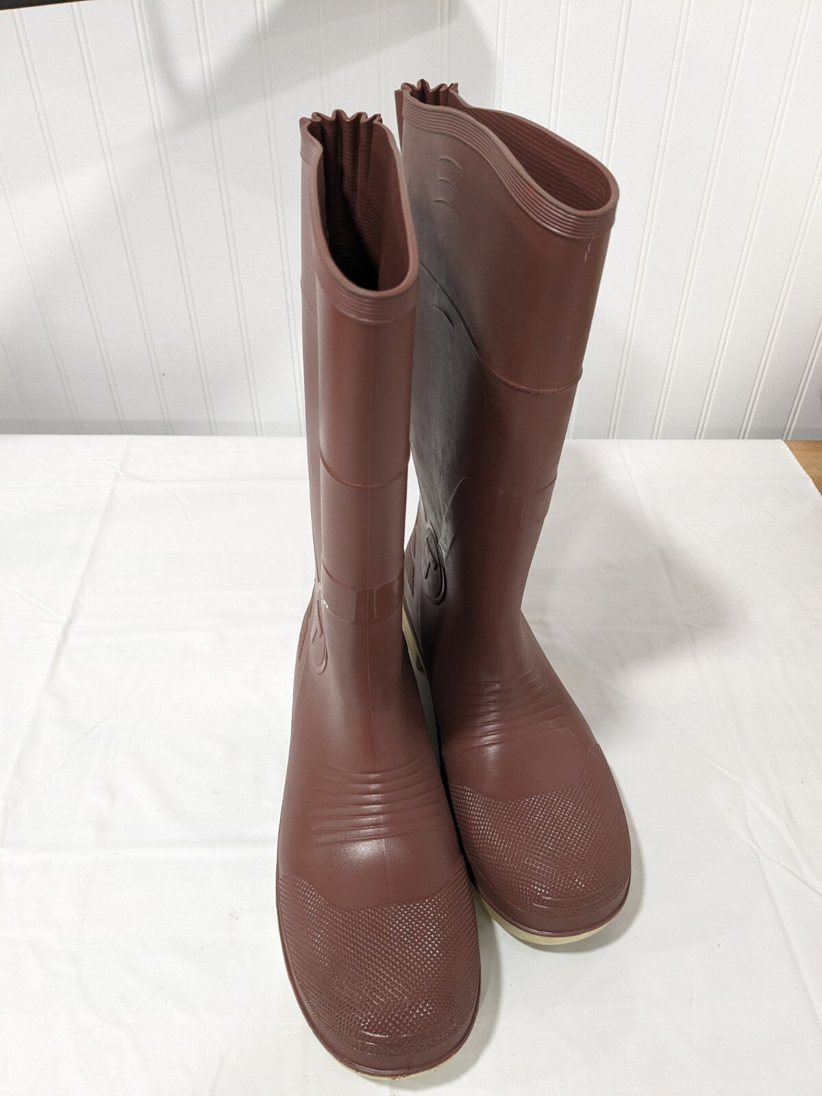 TINGLEY Work Boot: Size 10, 15" High, Composite Toe 93255.10