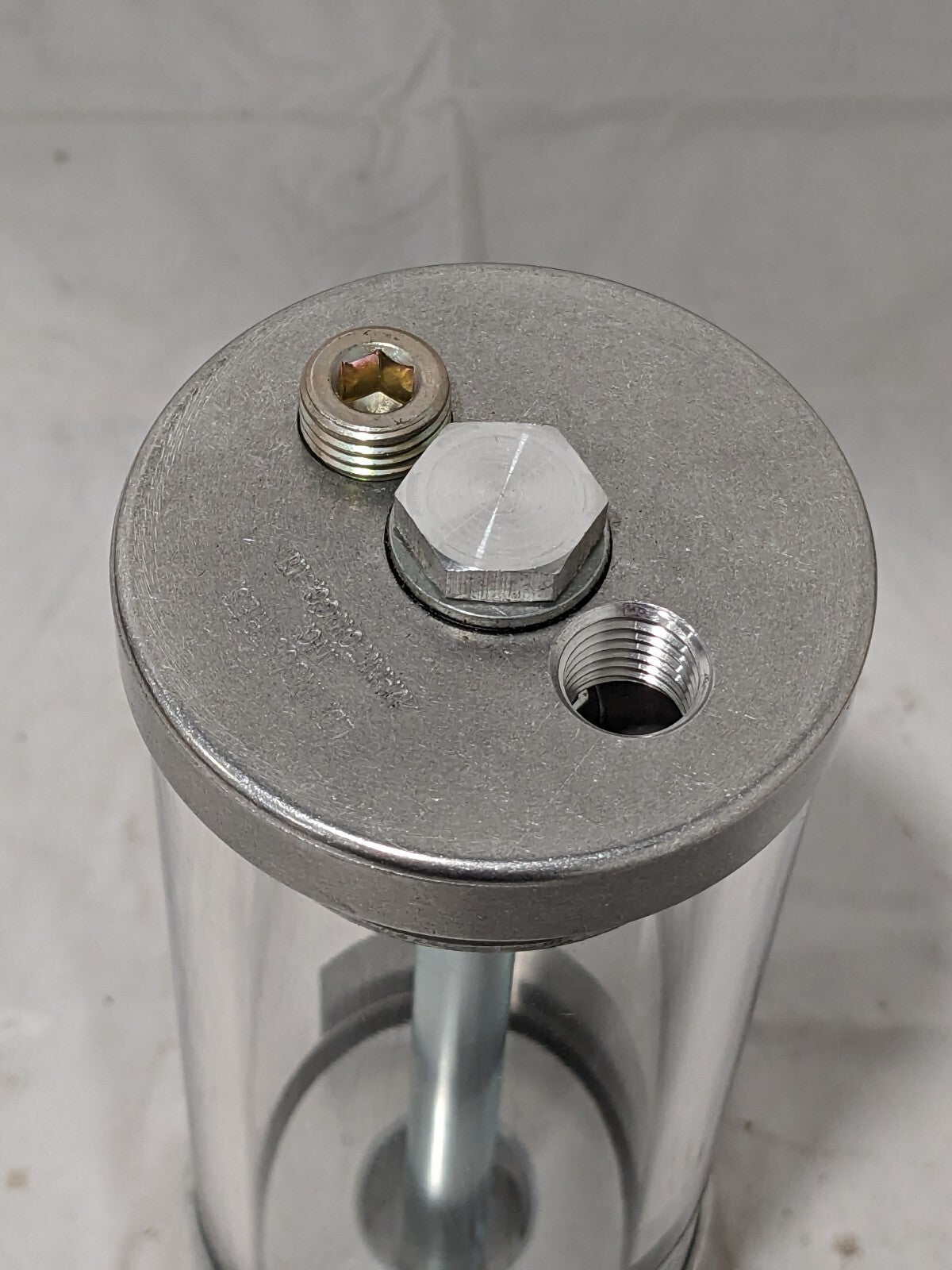 LDI 1 Outlet, Polymer Bowl, 229.42 Cu. cm Air-Operated Oil Reservoir A/OR1018-2