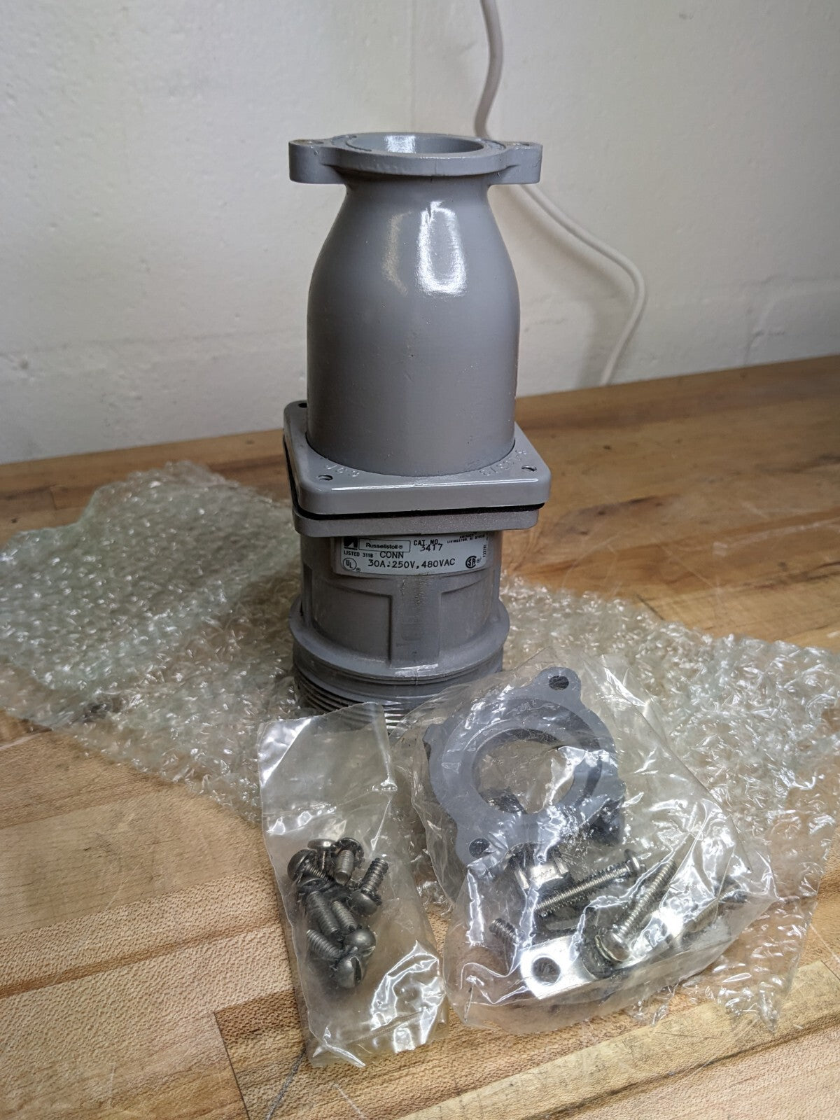 Russellstoll 3417 Female Wander Plug Connector 30 Amp 480 VAC 2-Pole 3-Wire