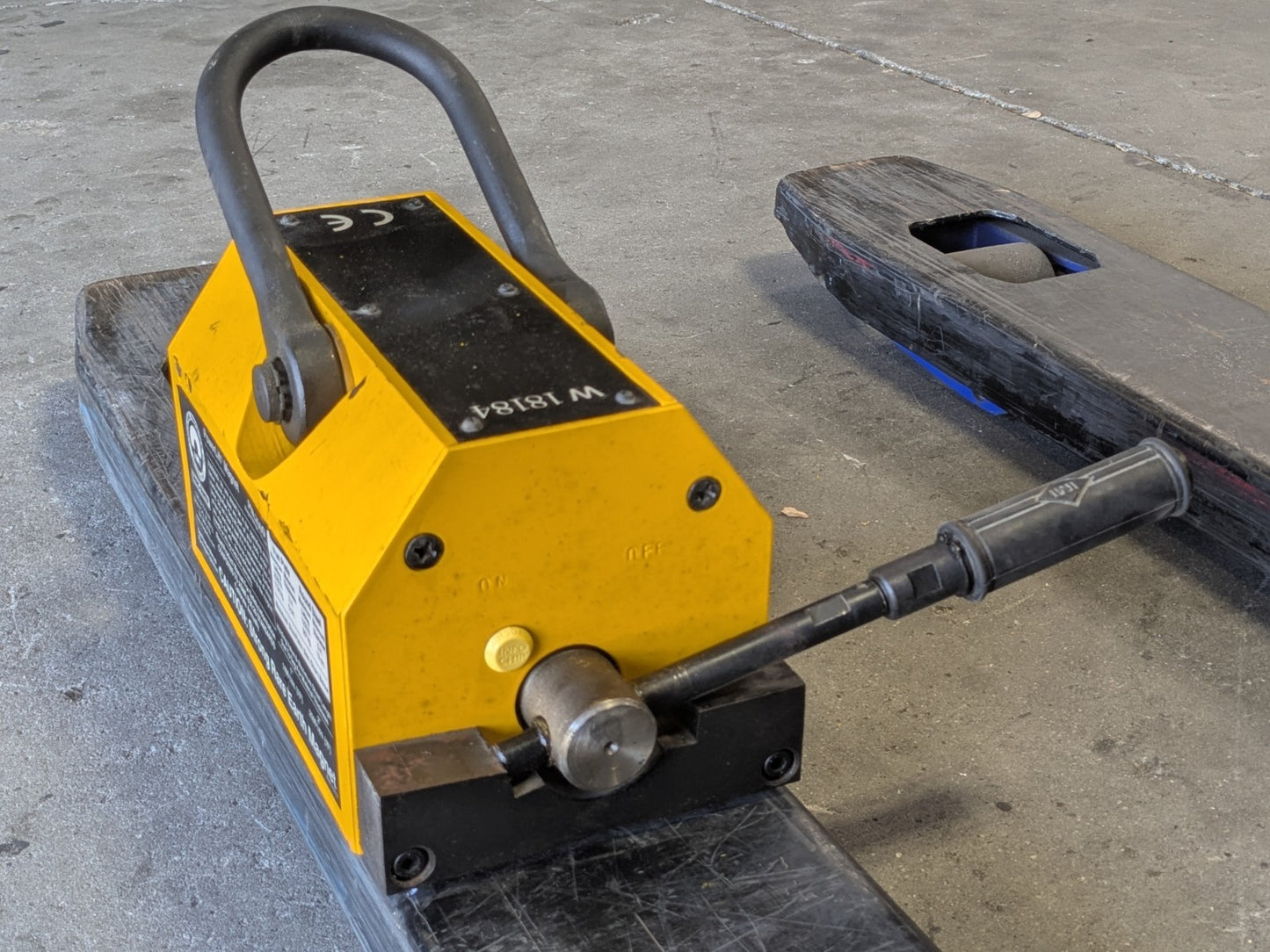 Mag Mate PowerLift Industrial Rare Earth Magnet 2500 lb. Capacity PNL2500
