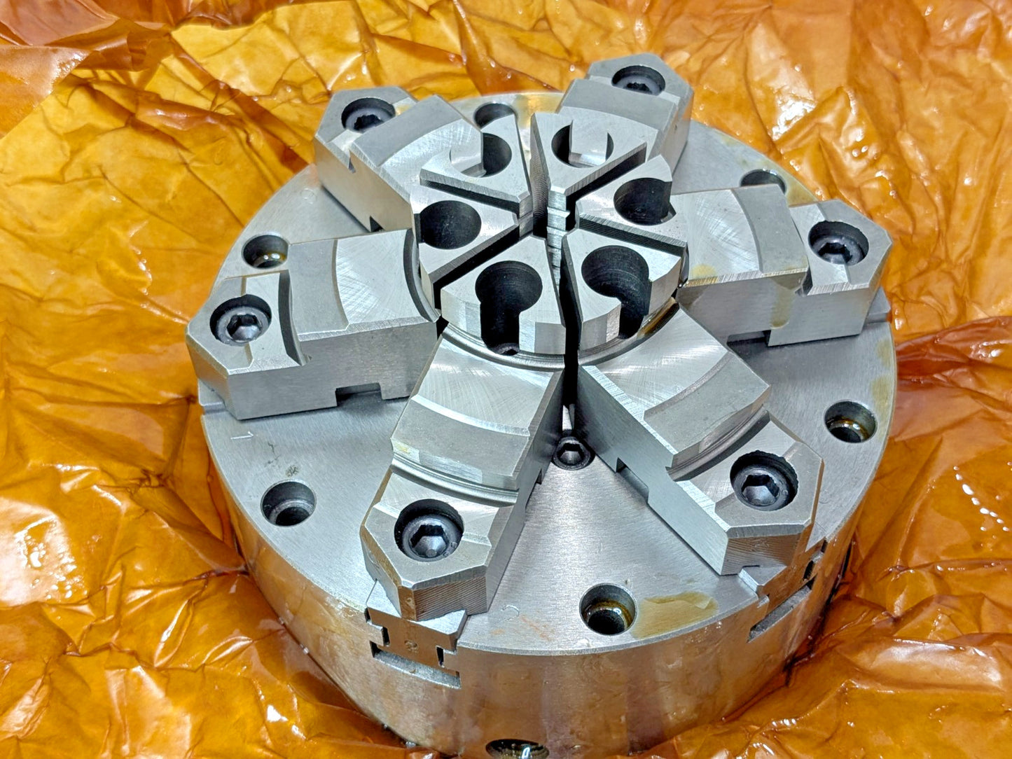 Interstate Manual Lathe Chuck 6-19/64" 6 Jaws Self-Centering Plain Back 08600355