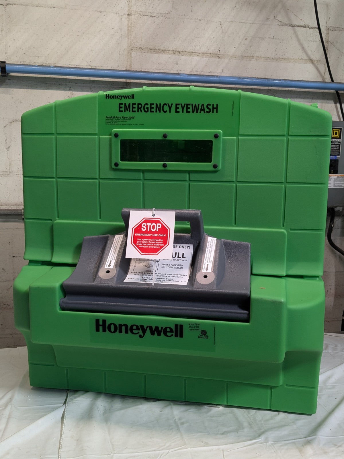 Honeywell Fendall Pure Flow 1000 Emergency Eyewash Station 7 Gallon 0.4 GPM