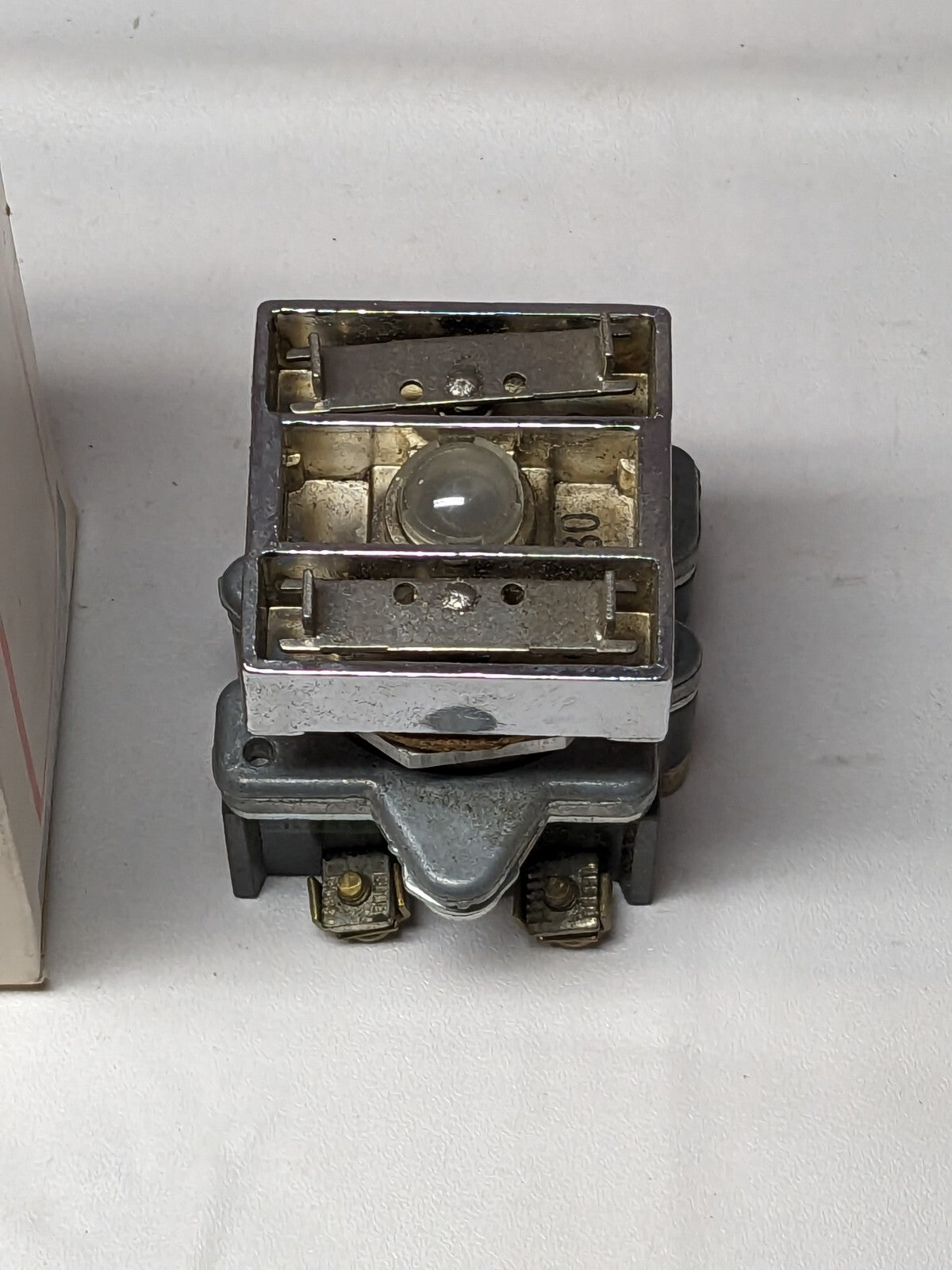 CUTLER HAMMER COMPACT PUSHBUTTON OPERATOR W/IND LIGHT 240V 60HZ E30EB