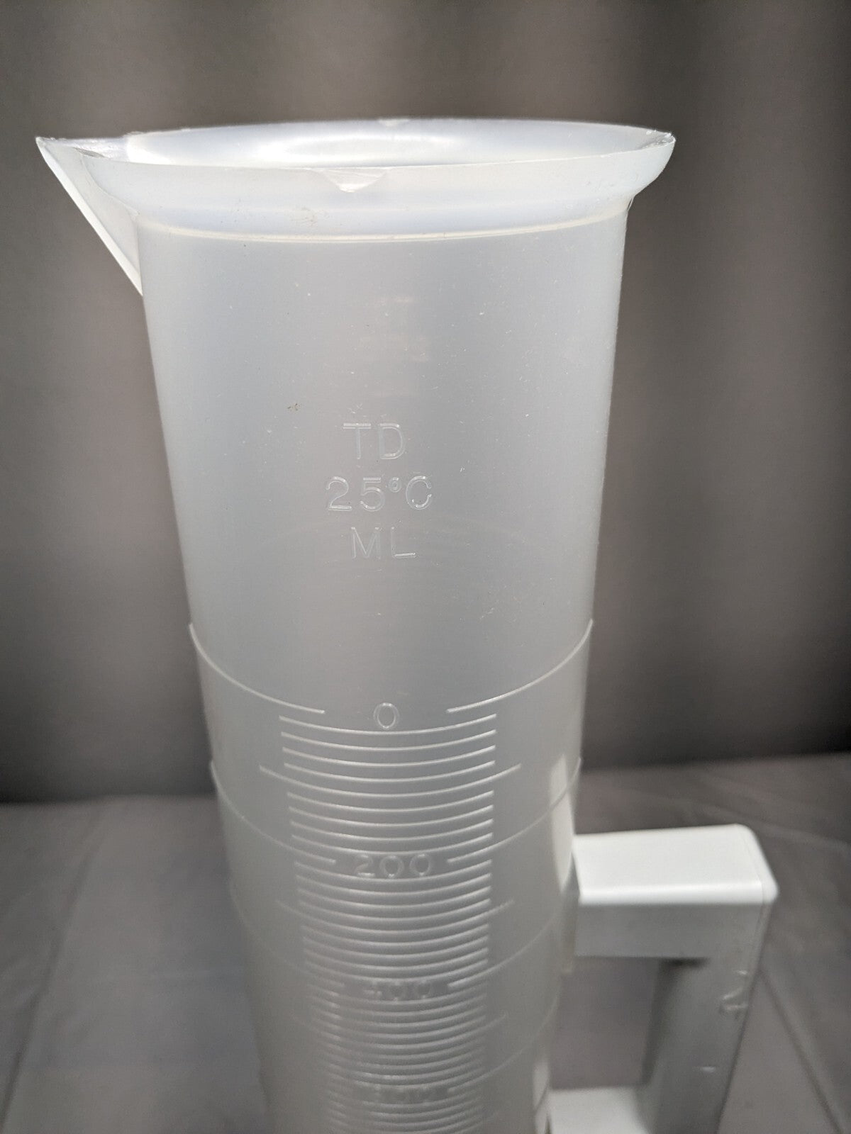 BEL-ART  2,000 ml Polypropylene Graduated Cylinder F28461-2000