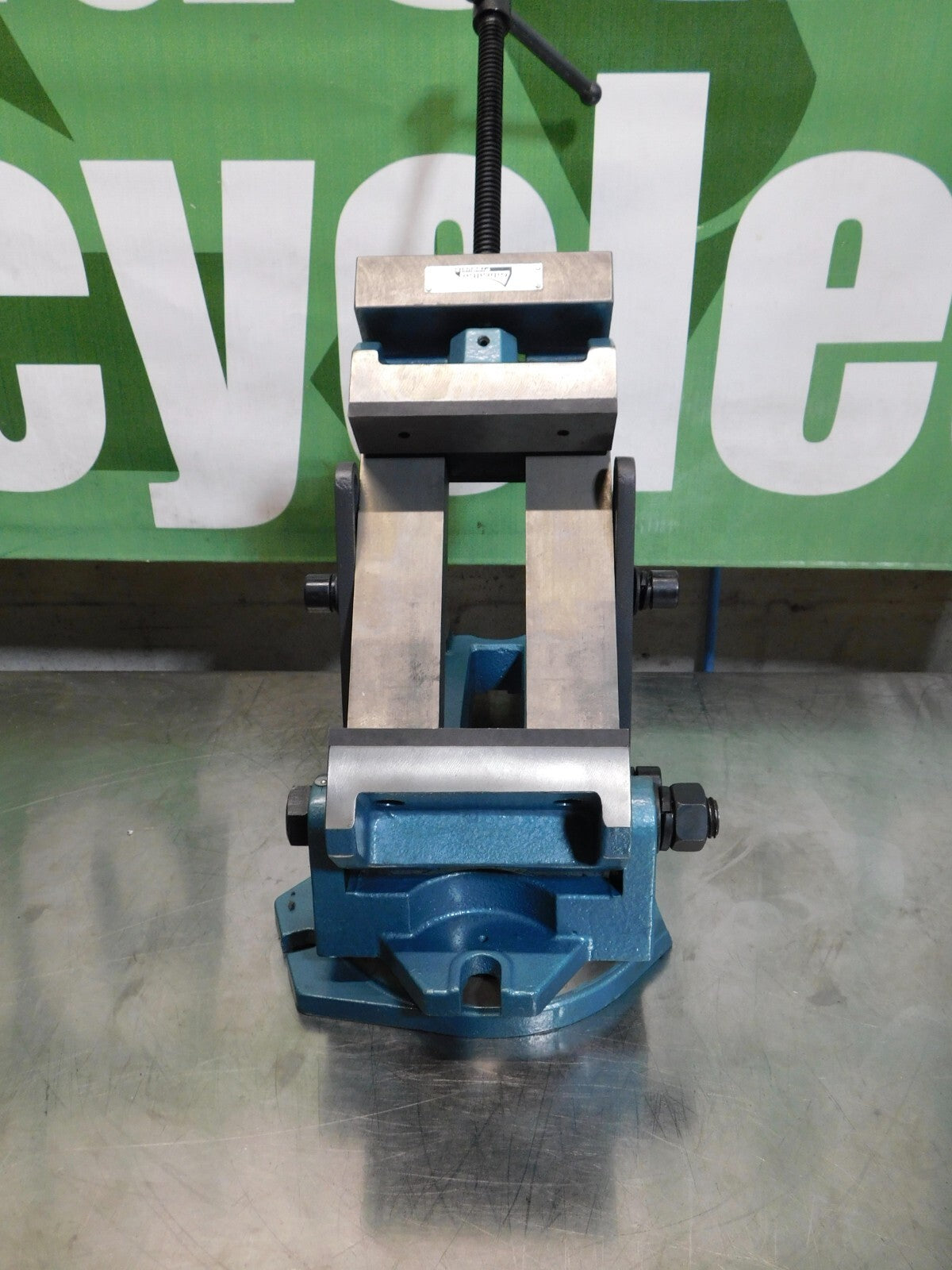 Gibraltar 6 Manual Angle Swivel Machine Vise 428-72022 DAMAGE
