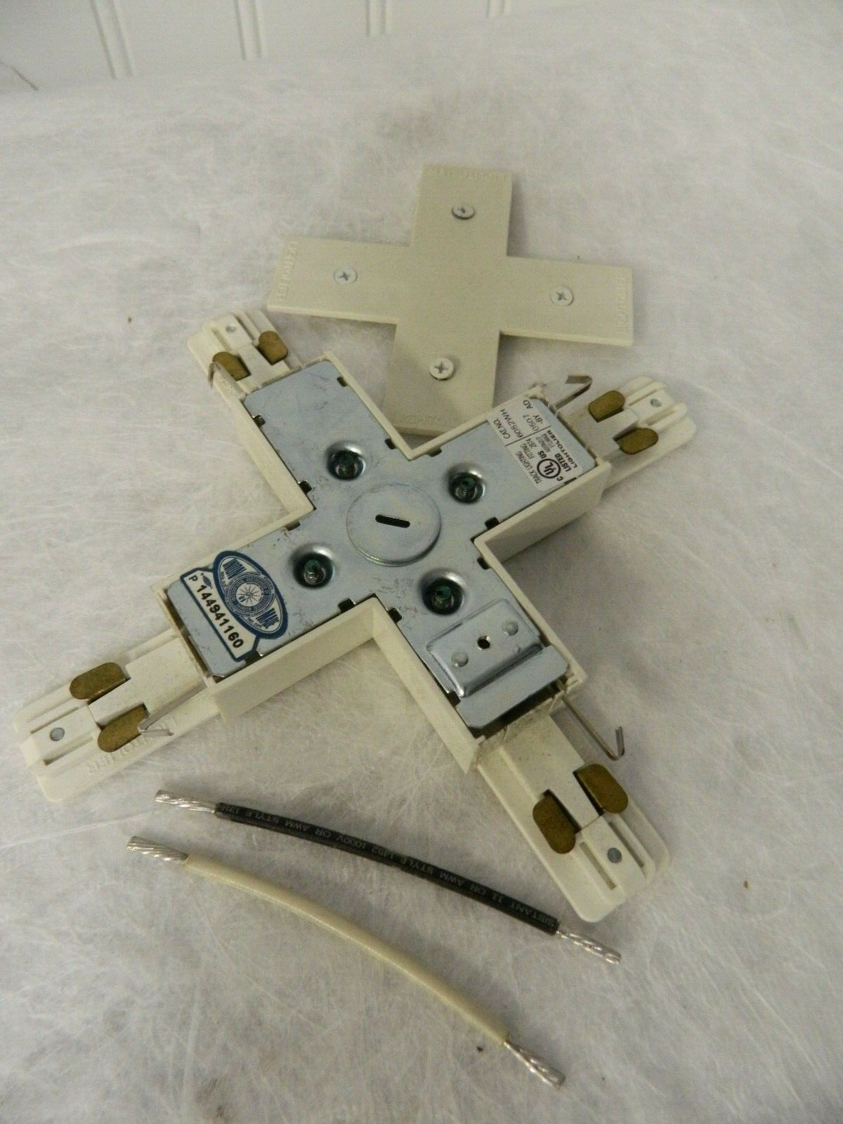 Lightolier Track light Fitting T &amp; X Connectors QTY 2 6052WH