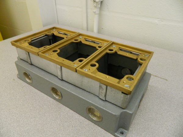 Thomas & Betts 3-Gang Cast Iron Floor Box Brass Trim Watertight SP-643-1