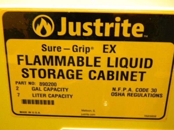 JUSTRITE 1 Door 1 Shelf 2 Gal Cabinet for Flammable & Combustible Liquids 890200