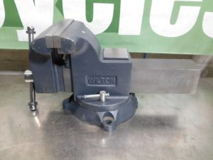 Wilton Bench and Pipe Combo Vise 8″ Jaw W x 8″ Jaw Opening 63304 DAMAGE
