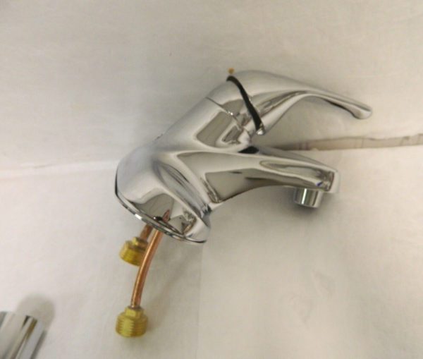 B&K Mueller Lever Handle Deck Plate Bathroom Faucet 222-334