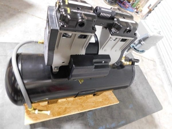 WELCH 1/2 HP Rotary Vane Vacuum Pump 8150B-30